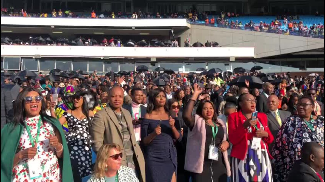 SOUTH AFRICA - Pretoria - Presidential Inauguration - Crowds in the stadium (video) (RWA)