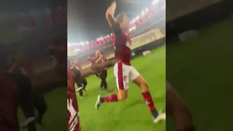 Torcedor comemorando o gol do Pedro com o jogadores do Flamengo