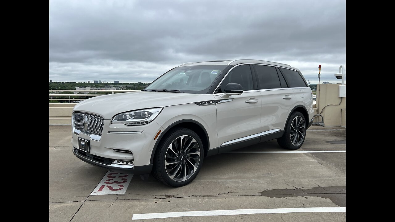 Audrey the Lincoln Lady - New 2023 Lincoln Aviator Ceramic Pearl/Sandstone