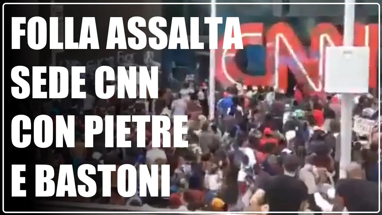 Assalto alla sede della CNN presa a pietrate dalla folla