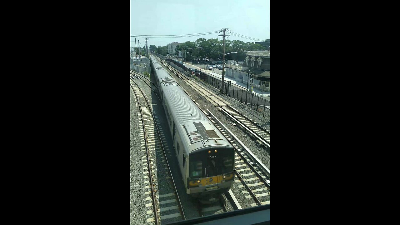 Overpass and platform at mineola station