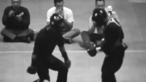 Bruce lee real fight نزال حقيقي خاضه بروسلي الأسطورة يستعرض مهاراته في فن الجيت كوندو