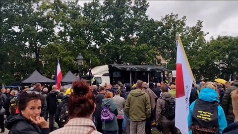 DUIZENDEN mensen demonstreren ondanks de regen in Den Haag Tegen kabinet Rutte 4