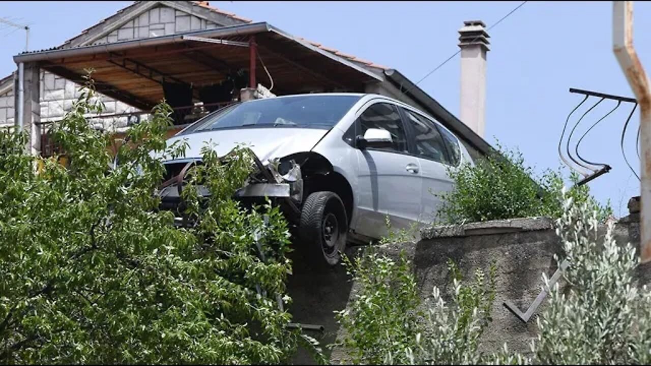 Automobilom probio ogradu, visi iznad provalije