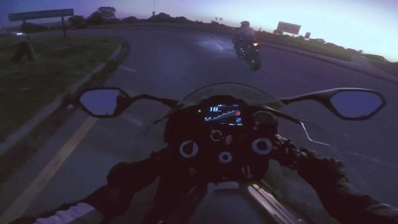 S1000RR Run-In with R1 on Highway #s1000rr #yamaha #r1 #motorcycle #highway #lanesplitting #badguy