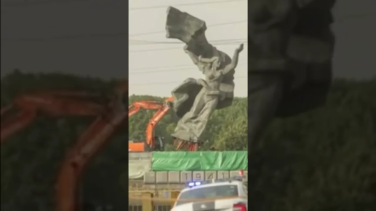 "Motherland" Sculpture fell to the ground and broke during the demolition of the Soviet-era monument