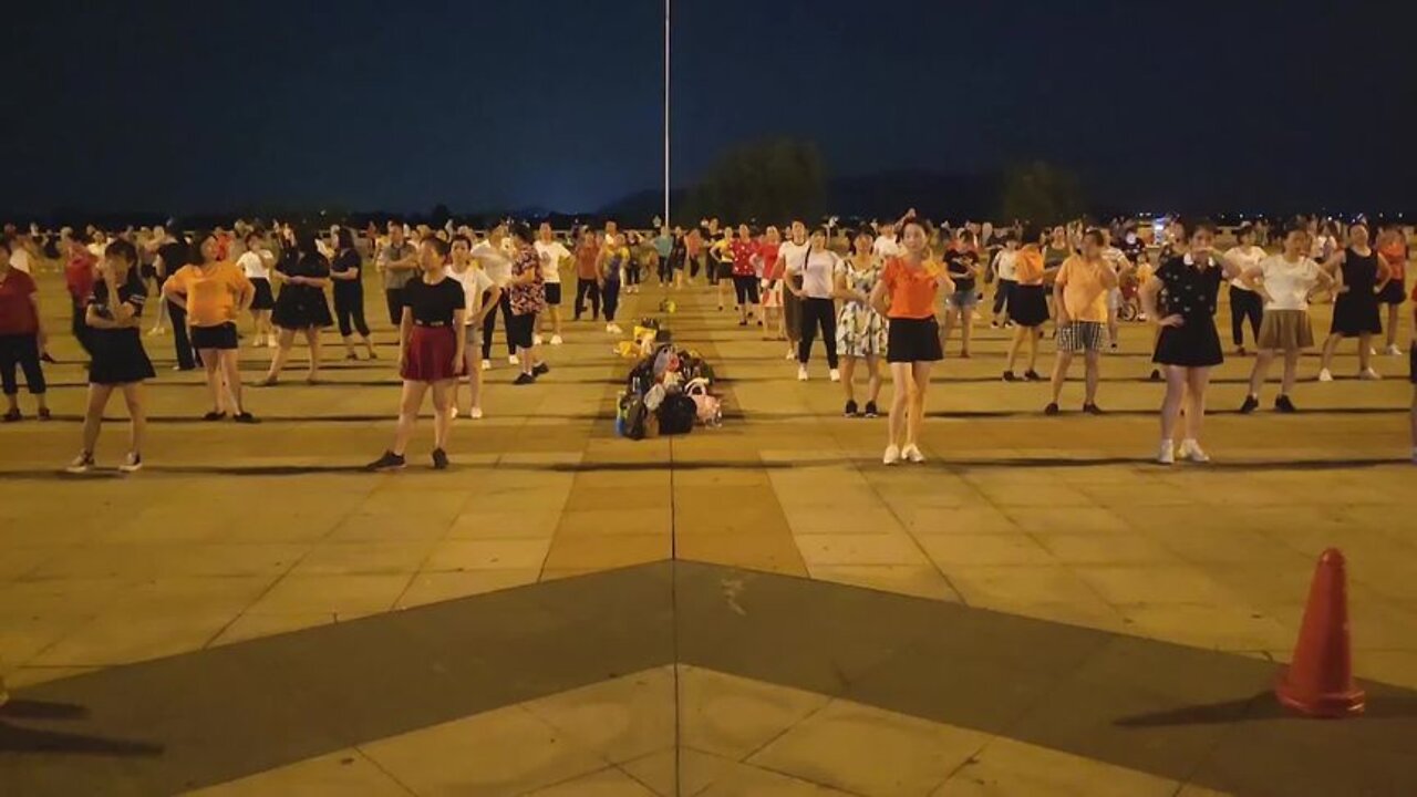 一首电音舞曲《全日爱》，将广场的气氛彻底点燃了，根本停不下来【順能炫舞團】