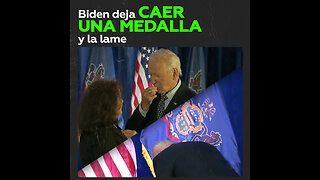 Biden deja caer una medalla y luego lo lame