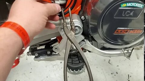 How to install the old style KTM footpegs!