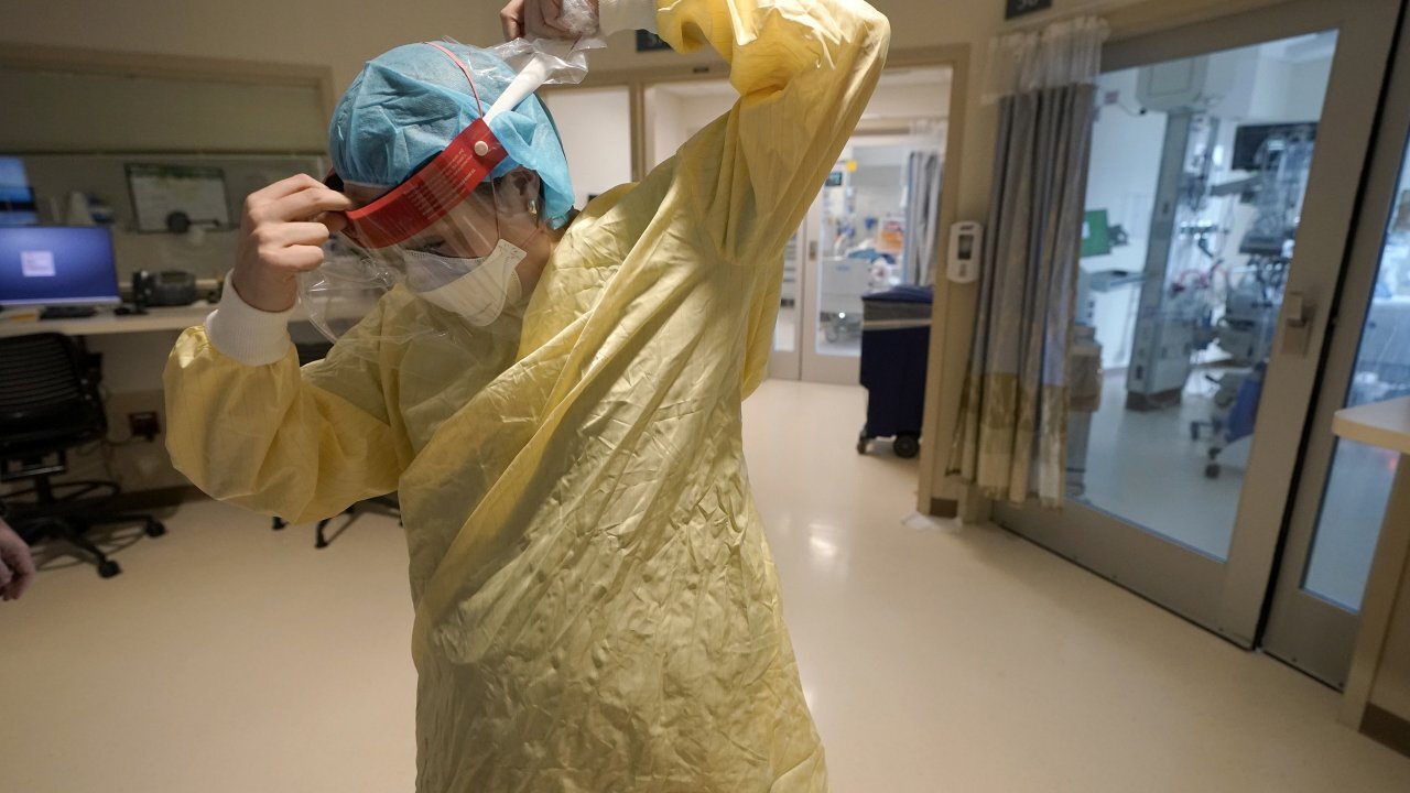 U.S. Hospitals Letting Infected Staff Members Stay On The Job