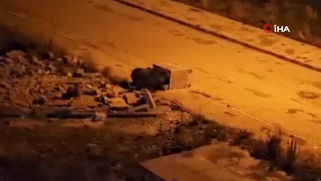 Kars'ta ayı vatandaşı böyle kovaladı