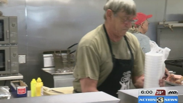 Shelter volunteers prep for Thanksgiving dinner