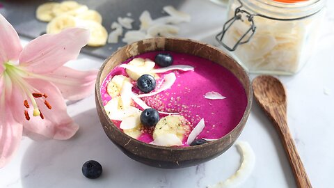 Easy Dragon Fruit Smoothie Bowl. Perfect for the hot Summer days