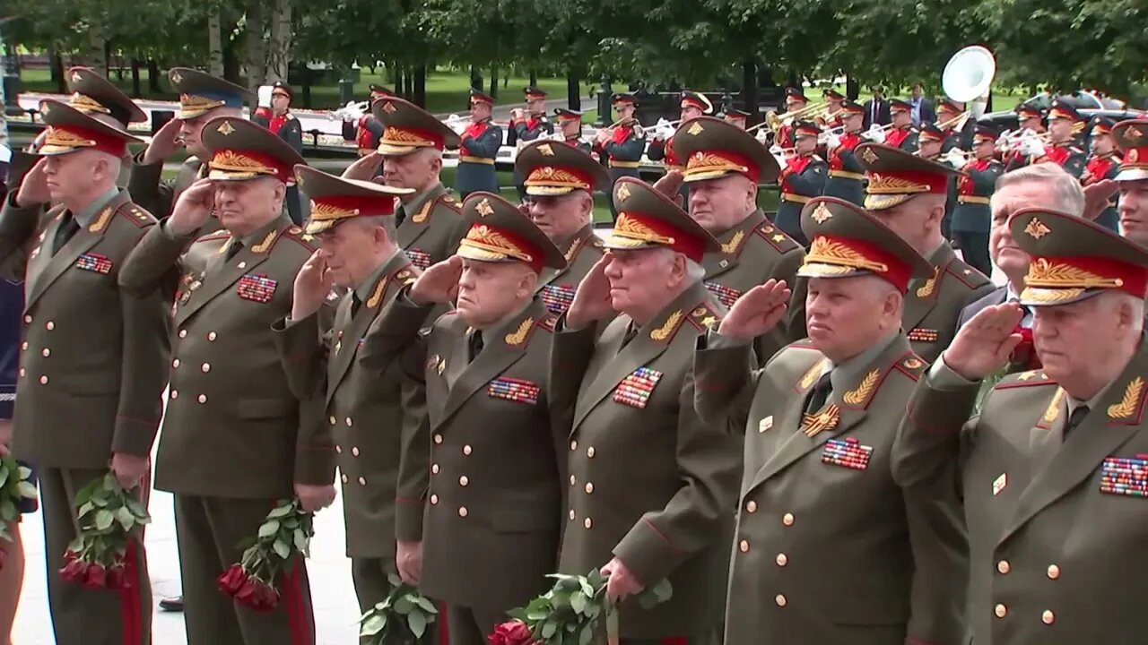 Russian Defence Ministry Board Lay Wreaths & Flowers At Tomb Of Unknown Soldier Near Kremlin Wall