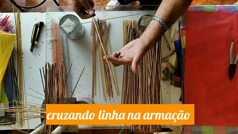 Cruzando linha na armação de pipa. papel de seda.