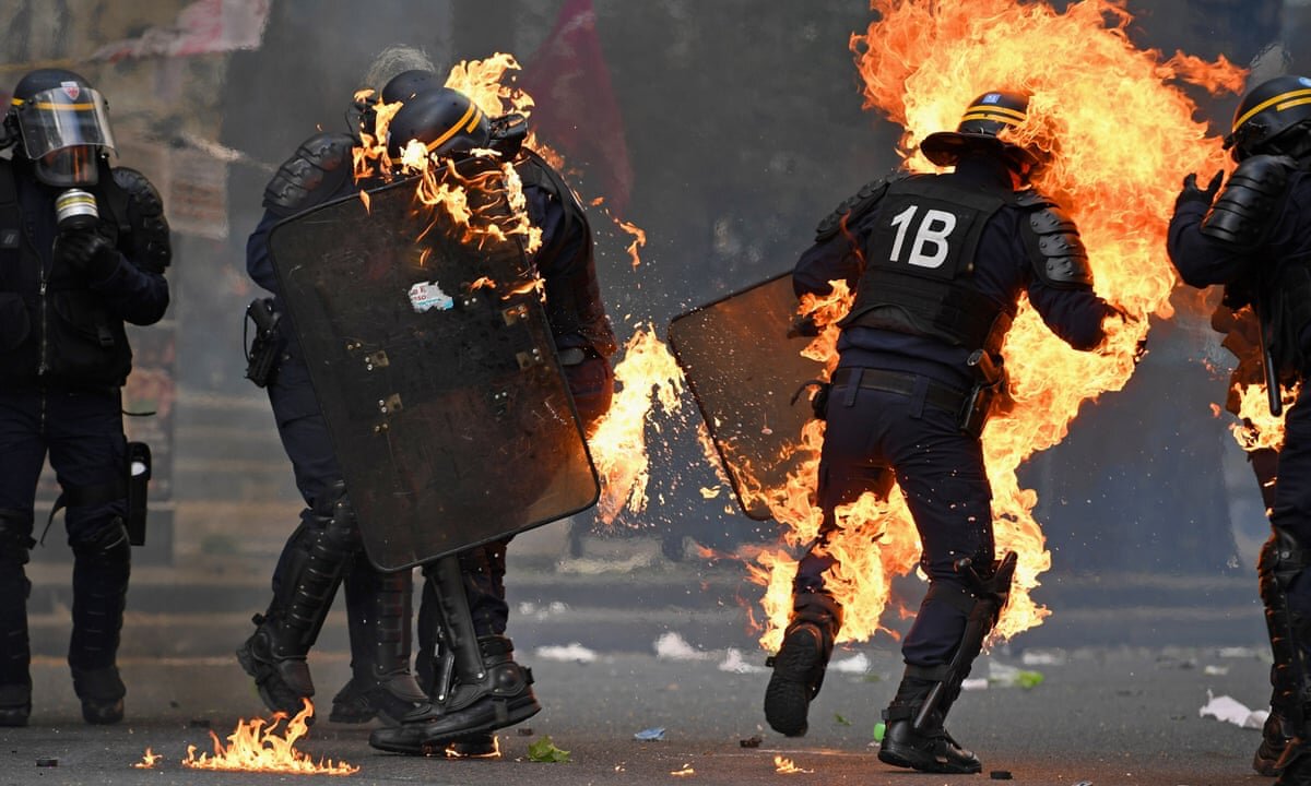 #BeMoreFrench : French Police Running For Their Lives