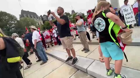 LIVE 🔴 The #churchofBuBBles follow #Jamestopp as he approaches the war monument.