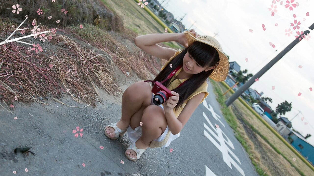 黒宮れい Rei Kuromiya photographs the rare Japanese Giant Highway beetle