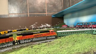 N Scale BNSF executive train rolling into the pass