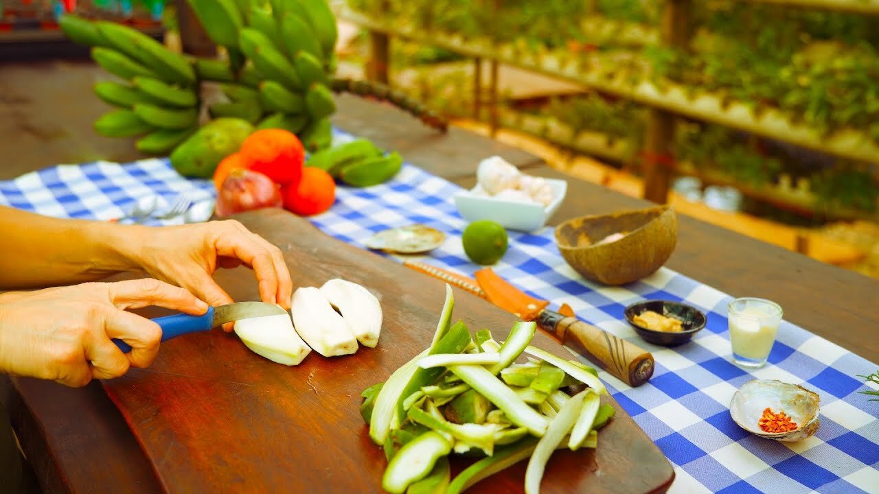 Island Canapés: Patacones, Guacamole, Garlic Shrimp and Pico de Gallo | No Talking