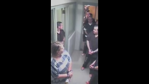 Watch as an inmate ESCAPES a courthouse unnoticed