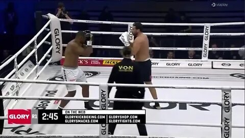 Jamal Benseddik takes revenge on Badr Hari and wins a harsh judge against Roman in the first round