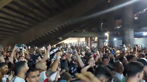 Torcida do Vasco cantando após a derrota em Goiânia para o Vila Nova