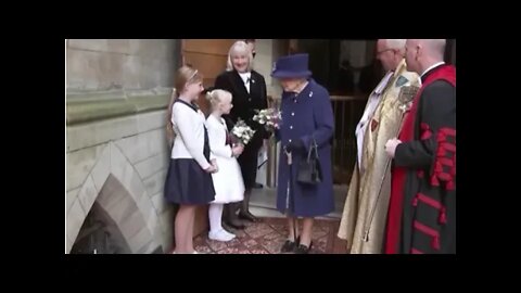 Rainha Elizabeth II é vista com bengala em público pela 1ª vez desde 2003