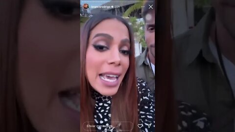 Anitta conta que os cenários do seu show no Coachella com o mesmo cara que faz os cenários da Disney