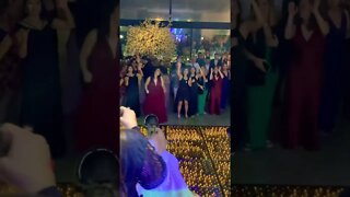 Elas piram nesse momento! #bastidores #festadecasamento #noiva #casamento #bouquet #vidademúsico