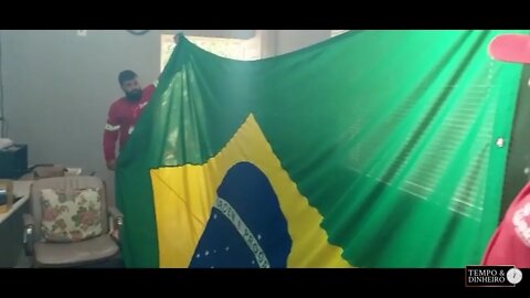 Bandeira do Brasil gigante quase não cabe no estúdio do Tempo&Dinheiro