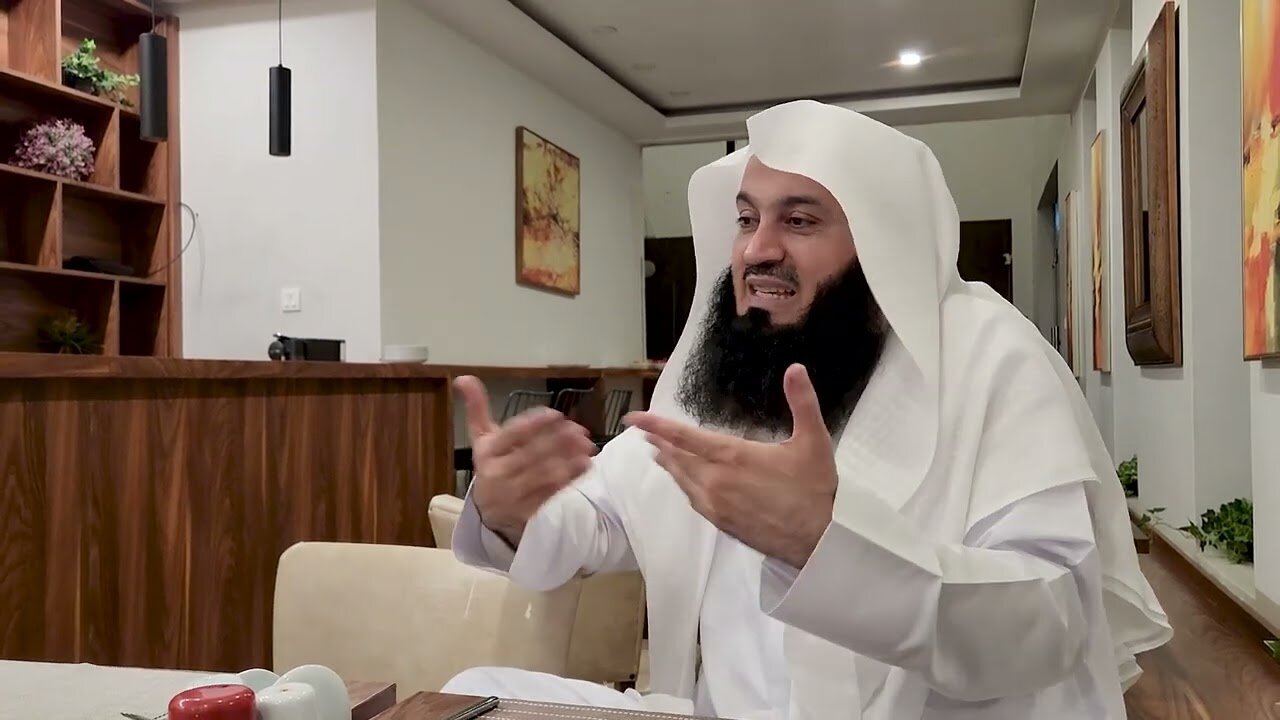 Waiter had a Pressing Question... What was it??? - Mufti Menk