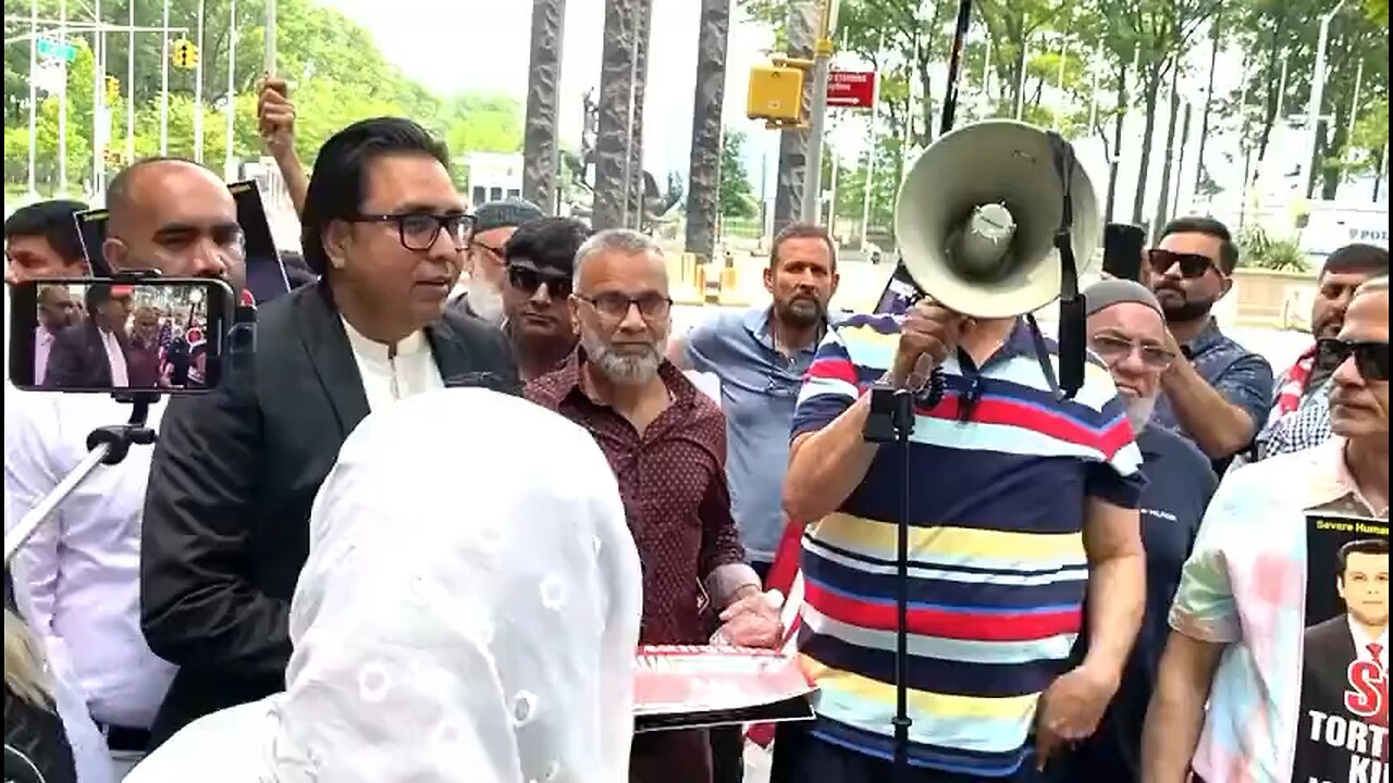 Pakistani Community Protests outside UN office in NewYork.