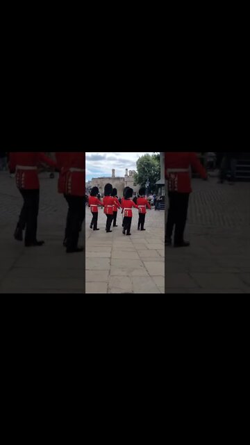 Queen's guard almost slips over #toweroflondon