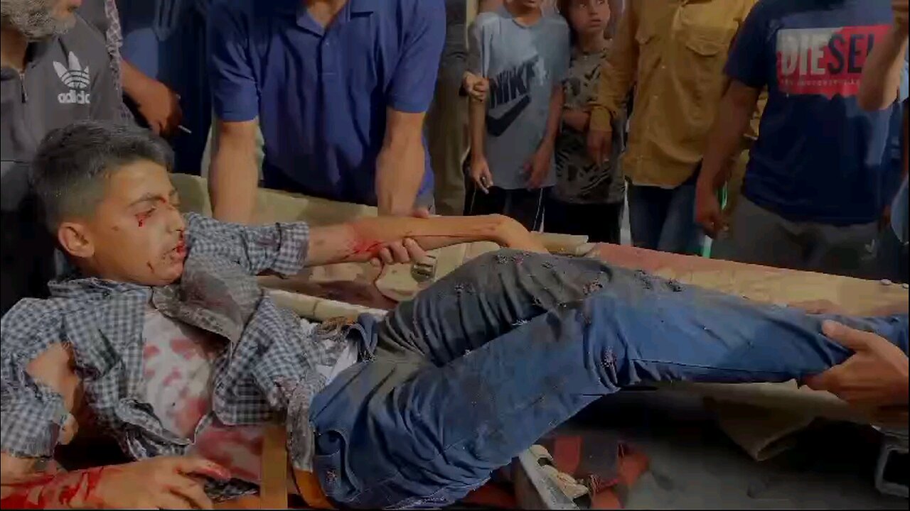 وصول شهداء وإصابات إلى مستشفى شهداء الأقصى فى دير البلح وسط قطاع غزة بعد قصف صهيوني وسط قطاع غزة