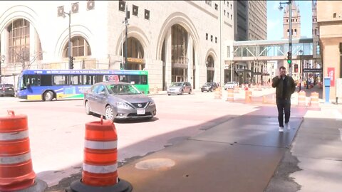 Water Street closed due to reports of glass falling from Chase building