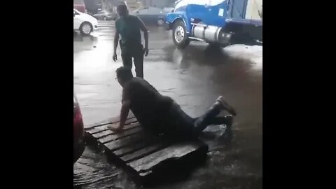 [ VIRAL ] AJUDANDO A ATRAVESSAR A RUA [ MEME ] O MUNDO AINDA ESTA CHEIO DE BOAS AÇOES [ RIR ]
