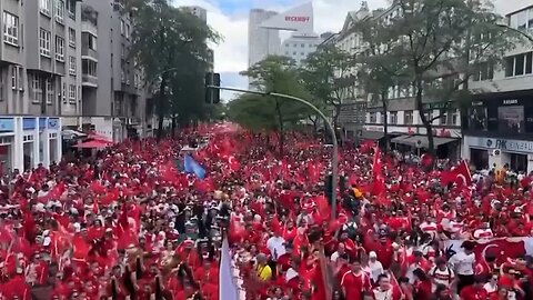 Turkish celebration in Berlin - Tens of thousands of Turks take to streets with Turkish flags