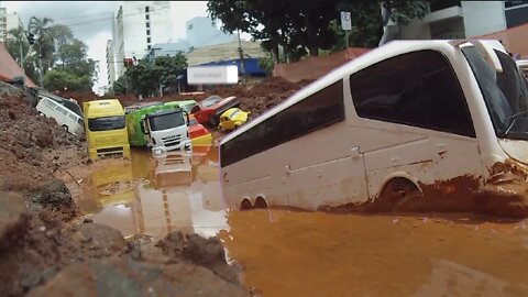 TOY CARS OF MANY MODELS WALKING IN THE MUD!