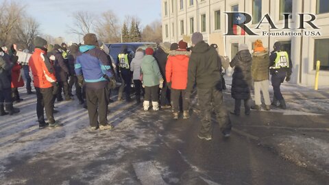 Intimidation: Vaccine Mandate Supporters Surround Vehicle in Ottawa