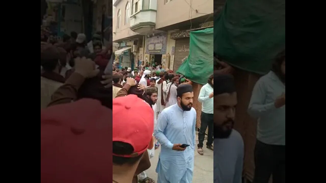 جامع مسجد رحمتہ اللعالمین کے باہر لوگوں کا ہجوم ط