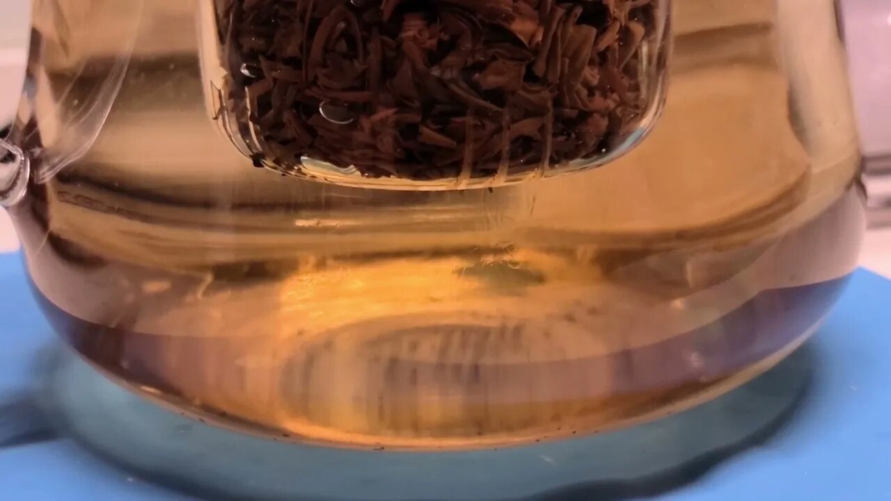 sugar melting in black tea