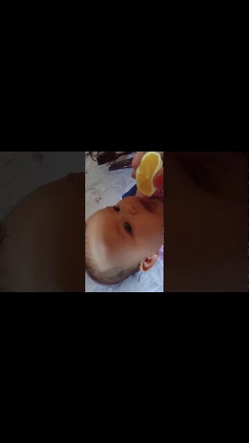 CHUPANDO LARANJA - Baby sucking orange - 婴儿吮橙 - 嬰兒吮橙 - #shorts #linda #bebe #viral