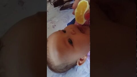 CHUPANDO LARANJA - Baby sucking orange - 婴儿吮橙 - 嬰兒吮橙 - #shorts #linda #bebe #viral