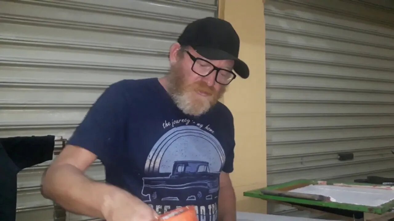 Simulado branco e preto na camiseta colorida