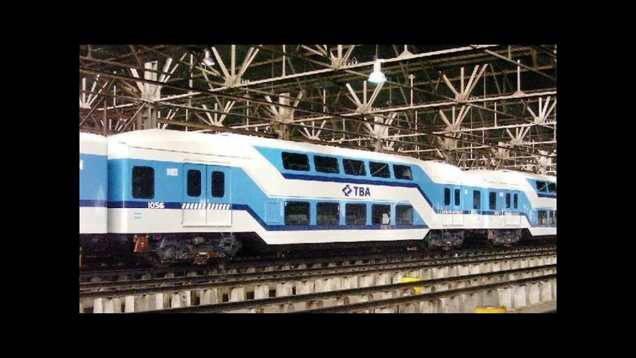 Arrumbado y destruido: así está el famoso tren doble piso de la línea Sarmiento en la actualidad.