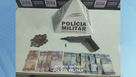 Roubo em padaria: dupla detida suspeita de crime com arma de fabricação artesanal e dinheiro