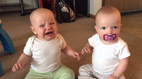 Twin baby girls fight over pacifier | Viral Video