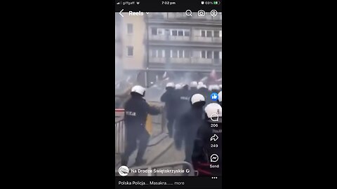 Police in Poland 🇵🇱 what are they throwing at farmers protesting 🚜🇵🇱?