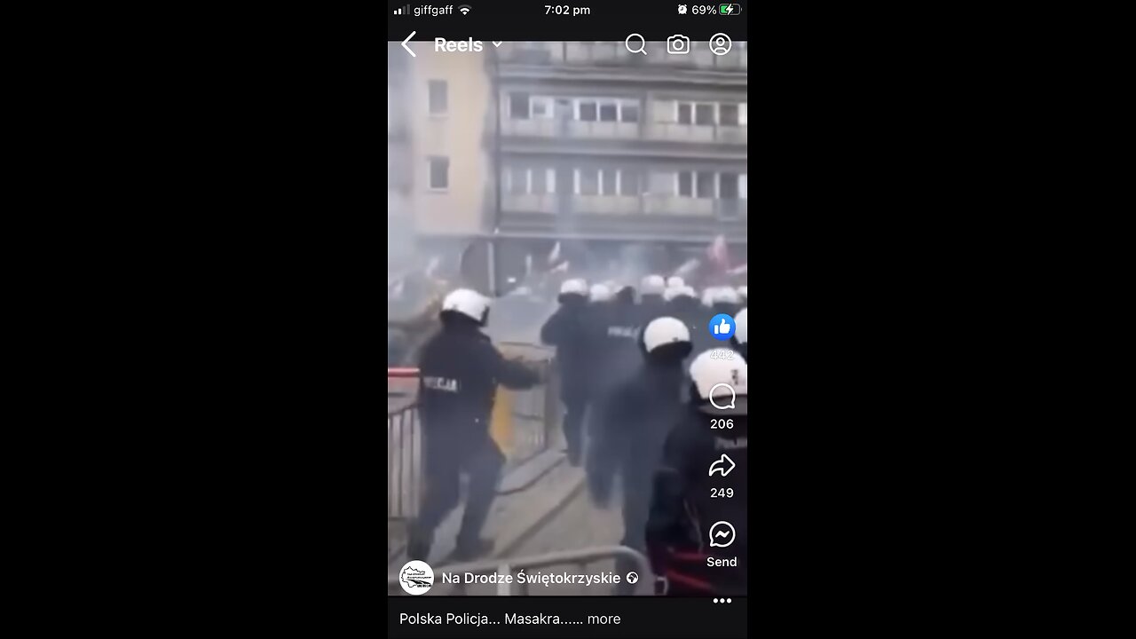 Police in Poland 🇵🇱 what are they throwing at farmers protesting 🚜🇵🇱?